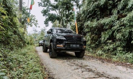 Komunitas Fortuner Melakukan Kegiatan Ekstrem Di Borneo